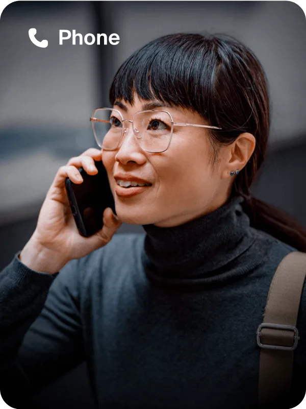 一位女士使用 Zoom Phone 发起通话，与对方交谈时笑容洋溢。